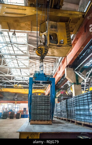 In Tjumen, Russland - 13. August 2013: Block machen Abteilung Bau Material factory ZHBI-5. Stapel Paletten von Pflastersteinen. Stockfoto