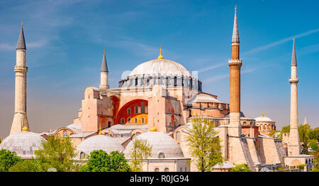 Die Hagia Sophia im Sommer, Istanbul, Türkei. Die Hagia Sophia oder Ayasofya ist eine der bekanntesten Sehenswürdigkeiten der Stadt. Stockfoto