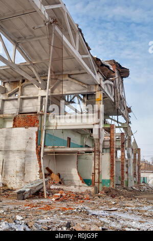 In Tjumen, Russland - 16. Februar 2008: die Zerstörung von Werkzeugmaschinen Fabrik. Shell des teilweise zerstörten Gebäude Stockfoto