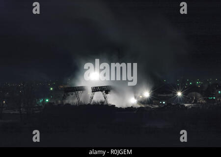 In Tjumen, Russland - Januar 28, 2005: Sperrholz fabrik auf Tura River Bank in der Nacht. Jetzt ist abgerissen Stockfoto