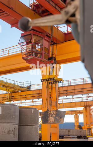 In Tjumen, Russland - 13. August 2013: Fertigwarenlager auf konkrete Ware Werk Nr. 5. Der Kranführer arbeitet im Freien Stockfoto