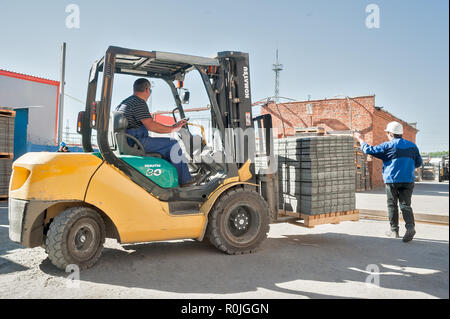 In Tjumen, Russland - 13. August 2013: Fertigwarenlager auf konkrete Ware Werk Nr. 5. Laden zu Fuss Produkte Stockfoto