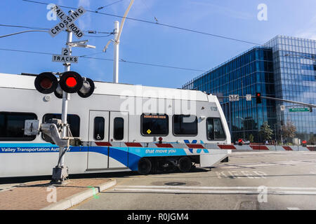 November 2, 2018 Sunnyvale/CA/USA - Warten auf eine Barriere für eine VTA Zug in South San Francisco Bay; VTA Light Rail ist ein System Sa, Stockfoto