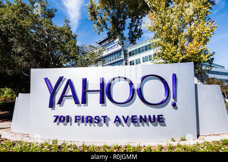 November 2, 2018 Sunnyvale/CA/USA - Yahoo logo vor dem Hauptsitz des Unternehmens in Silicon Valley, South San Francisco Bay Area. Stockfoto
