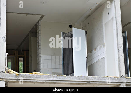 Abgebrochene Kühlschrank innen teilweise zerstörten Gebäude. Stockfoto