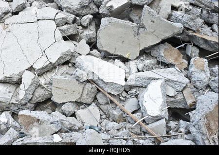 Stapel von Beton Rückstände an einem Gebäude abgerissen. Bauschutt Recycling. Stockfoto