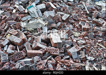 Stapel Ziegelsteine Ablagerungen auf ein Gebäude abgerissen. Stockfoto