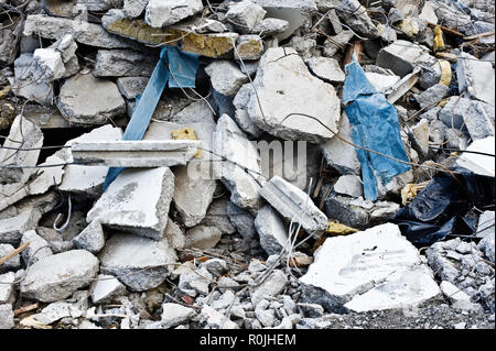 Stapel von Beton Rückstände an einem Gebäude abgerissen. Stockfoto