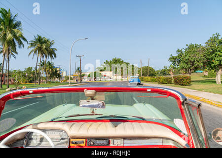 Kuba Varadero, innerhalb eines alten Vintage Classic American Auto, Blick auf die Stadtlandschaft sonnigen Tag. Stockfoto