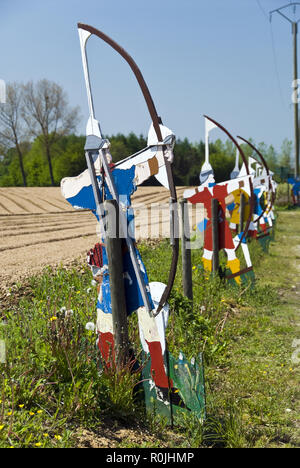 Bunt bemalte Holz Bogenschützen stehen auf dem Schlachtfeld von Agincourt, einem bedeutenden englischen Sieg im Hundertjährigen Krieg, Azincourt, Frankreich. Stockfoto