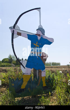 Bunt bemalte Holz Bogenschützen stehen auf dem Schlachtfeld von Agincourt, einem bedeutenden englischen Sieg im Hundertjährigen Krieg, Azincourt, Frankreich. Stockfoto