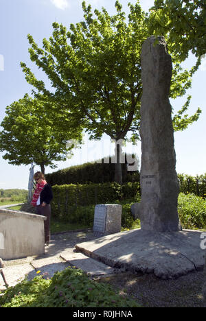 Ein Stein Marker und Karte in der Schlacht von Agincourt Ort, einer großen Schlacht im Hundertjährigen Krieg, Azincourt, Frankreich. Stockfoto