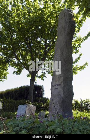 Ein Stein Marker und Karte in der Schlacht von Agincourt Ort, einer großen Schlacht im Hundertjährigen Krieg, Azincourt, Frankreich. Stockfoto