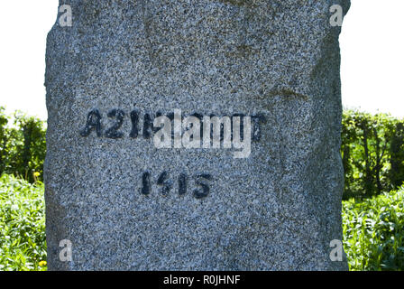 Eine Markierung am Ort der Schlacht von Agincourt, einer großen Schlacht im Hundertjährigen Krieg, Azincourt, Frankreich. Stockfoto