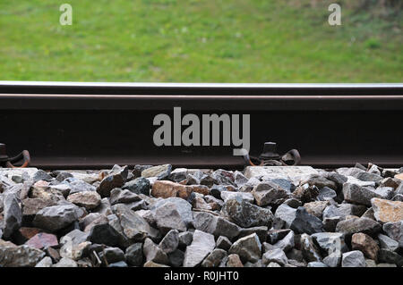 Eisenbahn auf Schotter Bahndamm mit Stahl Befestigung Mechanismen Stockfoto