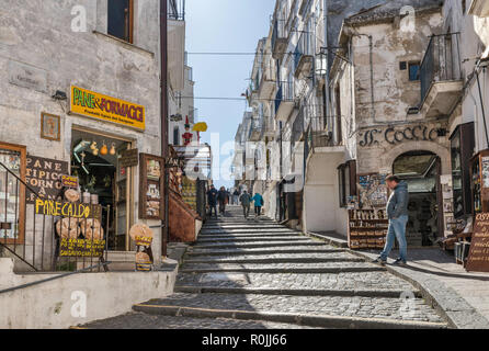 Via Castello, Gasse in Stadt Monte Sant'Angelo, Apulien, Italien Stockfoto