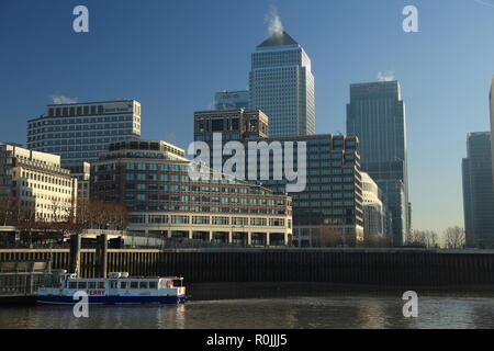 Blick auf Canary Wharf aus der Themse, London, UK. Stockfoto