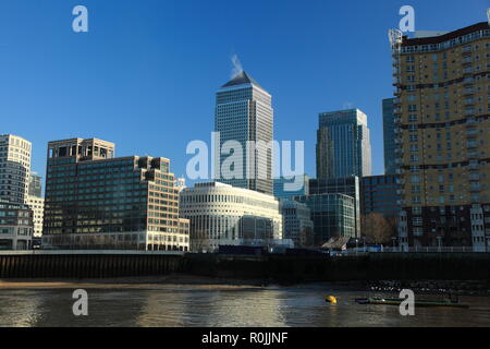 Blick auf Canary Wharf aus der Themse, London, UK. Stockfoto