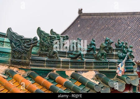 Grüne Dekoration über das Dach des Tianmenshan Tempel Stockfoto