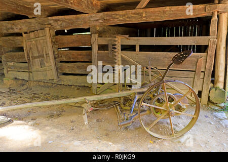 Mähwerk bei Laquire freitragende Scheune, Mühle Historische Gegend, Smoky Mountains National Park Stockfoto