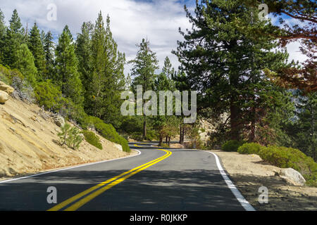 Fahrt durch die Sierra Berge in Richtung Sonora Pass, Kalifornien Stockfoto