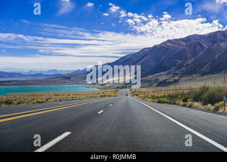 Fahren Sie auf dem Highway 395 an einem sonnigen Tag, östlichen Sierra Mountains, Kalifornien; Mono Lake sichtbar auf der linken Seite Stockfoto