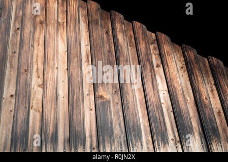 Verwitterte rustikalem Holz Wand mit alten antiken Lack an der rauhen, vintage Oberfläche - Hohe ländlichen Blockade - Alter Holz- Hintergrund. Stockfoto