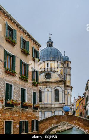 Apartment Gebäude und jüdische Synagoge städtische Szene im historischen Zentrum von Venedig, Italien Stockfoto