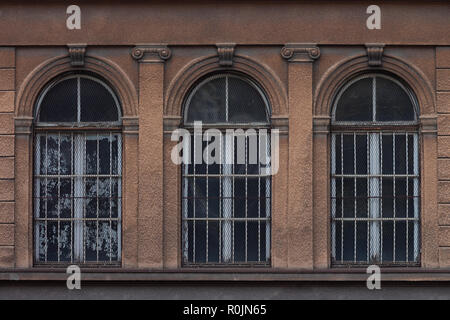 Drei Rundbogenfenster auf einem alten verzierten Fassade Stockfoto