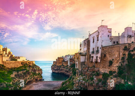 Polignano a Mare Village auf den Felsen bei Sonnenaufgang, Bari, Apulien, Süditalien. Europa. Stockfoto