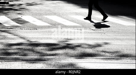 Verschwommene Schatten Silhouette einer Fußgängerampel Stadt Straße, in Schwarz und Weiß Stockfoto