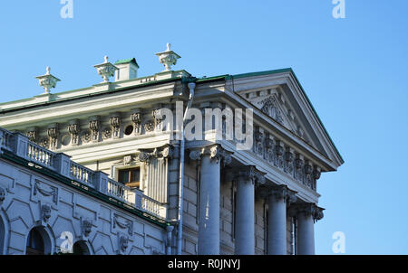 Gesims des zentralen Gebäudes Häuser Pashkov, Moskau, Russland. Stock Bild Stockfoto