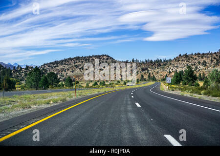 Fahren Sie auf dem Highway 395 an einem sonnigen Tag, östlichen Sierra Mountains, Kalifornien Stockfoto