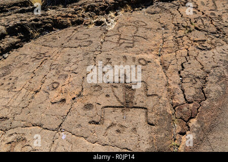 Felszeichnungen in Waikoloa Feld, auf der King's Trail ('Mamalahoa'), in der Nähe von Kona auf der grossen Insel von Hawaii. In vulkanischen Felsen. Stockfoto