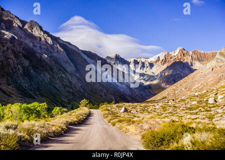 Am Morgen einen Blick auf die felsige Grate und Gipfel der östlichen Sierra Berge von der unbefestigten Straße zu McGee Creek Trail Head, Kalifornien Stockfoto