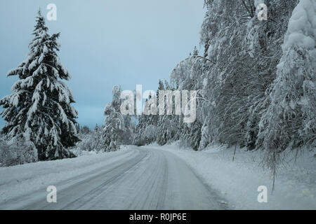 Verschneite Straße in Norwegen im Winter Stockfoto