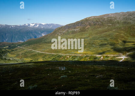 Blick nach unten in Richtung der Sognefjorden (firod) während der Fahrt Bjørgavegen von Aurland zu Laerdal in Norwegen. Stockfoto