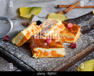 Quadratische Scheiben von Hüttenkäse und Pumpkin Pie, Nahaufnahme Stockfoto