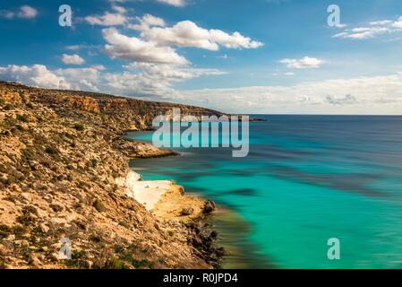 Das kristallklare Wasser am Kaninchen Strand (Spiaggia dei Conigli) im Die Pelagischen Inseln IslandLampedusa. Sizilien. Stockfoto