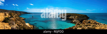 Panoramablick o f das Kaninchen Strand (Spiaggia dei Conigli) im Die Pelagischen Inseln Lampedusa. Sizilien. Stockfoto