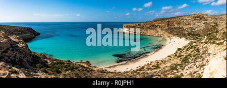 Panoramablick o f das Kaninchen Strand (Spiaggia dei Conigli) im Die Pelagischen Inseln Lampedusa. Sizilien. Stockfoto