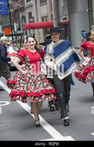 2018 Hispanic Day Parade auf der 5th Avenue in New York City. Volkstänzer aus Chile eine lebhafte Performance in die Parade zu geben. Stockfoto