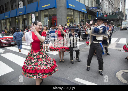 2018 Hispanic Day Parade auf der 5th Avenue in New York City. Volkstänzer aus Chile eine lebhafte Performance in die Parade zu geben. Stockfoto