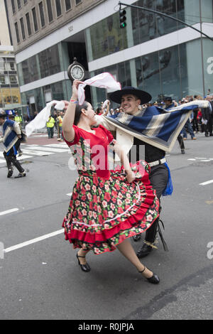 2018 Hispanic Day Parade auf der 5th Avenue in New York City. Volkstänzer aus Chile eine lebhafte Performance in die Parade zu geben. Stockfoto