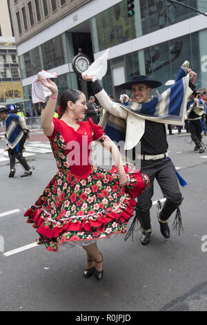 2018 Hispanic Day Parade auf der 5th Avenue in New York City. Volkstänzer aus Chile eine lebhafte Performance in die Parade zu geben. Stockfoto