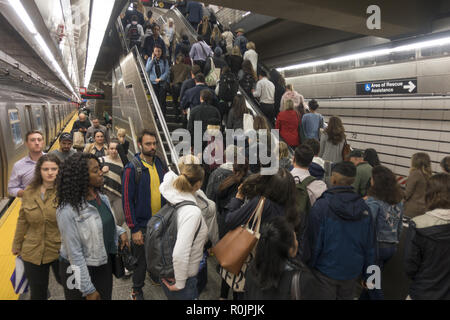 Reiter verlassen Sie die Q U-Bahn an der 72nd Street während des abendlichen Rush Hour in Manhattans Wohngegend der Upper East Side. Stockfoto