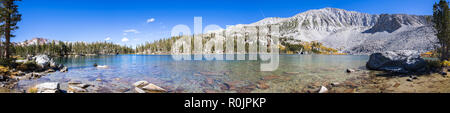 Panoramablick auf Steelhead See in der östlichen Sierra Mountains, Kalifornien Stockfoto