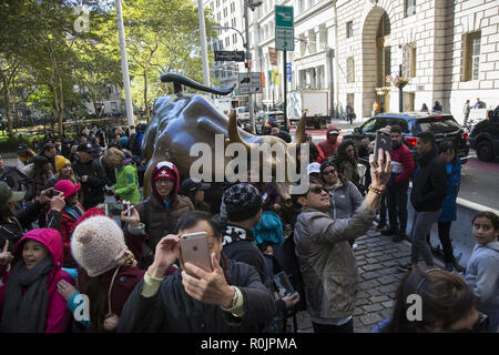 Stier die berühmte 'Wall Street' ist eine beliebte Touristenattraktion am unteren Broadway in New York City fotografiert zu werden. Stockfoto