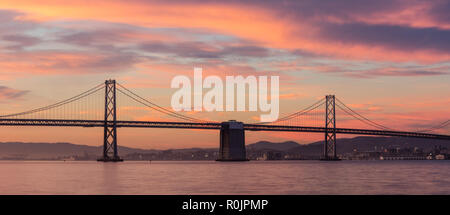 Die wunderschöne Bucht Brücke verbindet die malerische Stadt von San Francisco mit der East Bay Stadt Oakland in Kalifornien. Stockfoto