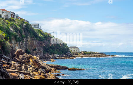 Rocky Sandsteinfelsen von Gordons Bay Pazifik Sydney, NSW, Australien.